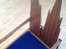 Domstuhl sehr massiv gebaut Sitzfläche mit blauem Samt bezogen, auf Wunsch auch mit rotem Samt möglich.